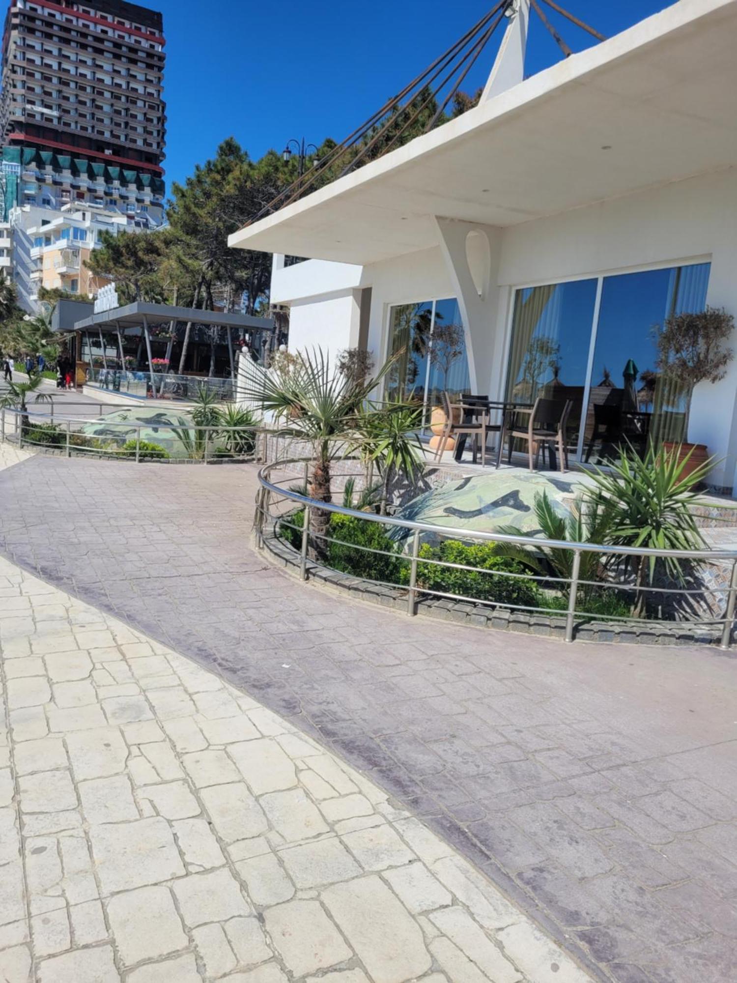 Orange Apartment Golem  Exterior photo